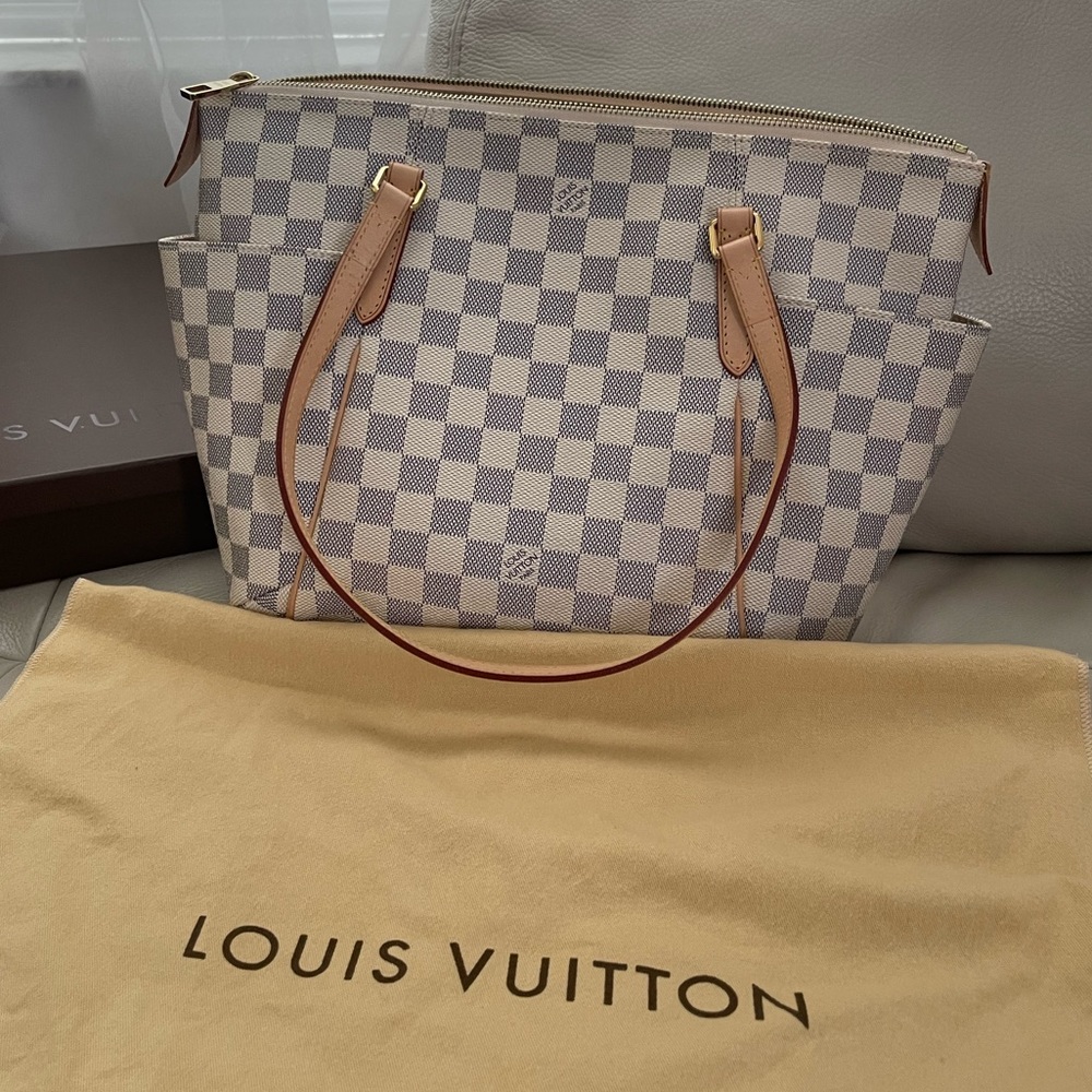 ✅SOLD✅ 🔥Rare🔥 Authentic Louis Vuitton Totally PM